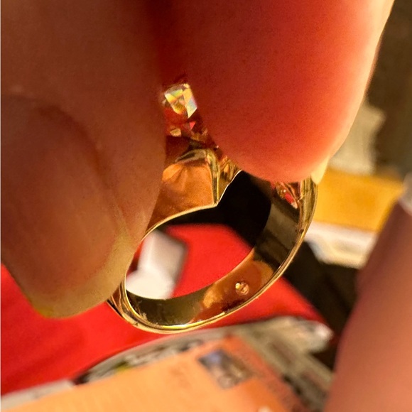 Goldtone 2 ct Cubic Zirconia ring - size 6 - Picture 7 of 7